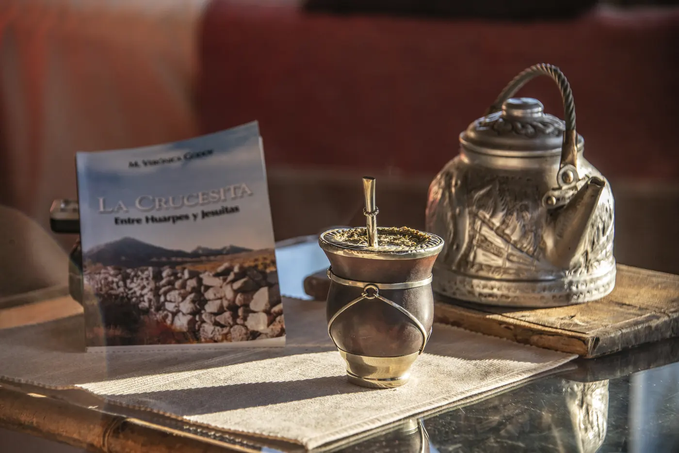 Libro La Crucesita, entre Huarpes y Jesuitas, junto a un mate y una pava
