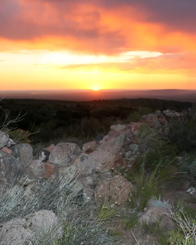 Pirca de piedra al amanecer, con la llanura en el horizonte
