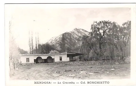 Postal antigua en blanco y negro: casa de la estancia con galería de arcos, sauces y la montaña detrás, con la leyenda Mendoza, La Crucesita, Colección Ronchietto